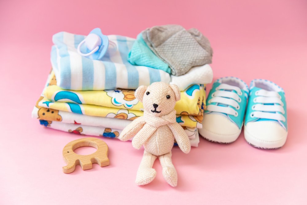 Artículos esenciales para bebé, incluyendo juguetes, ropita y accesorios.