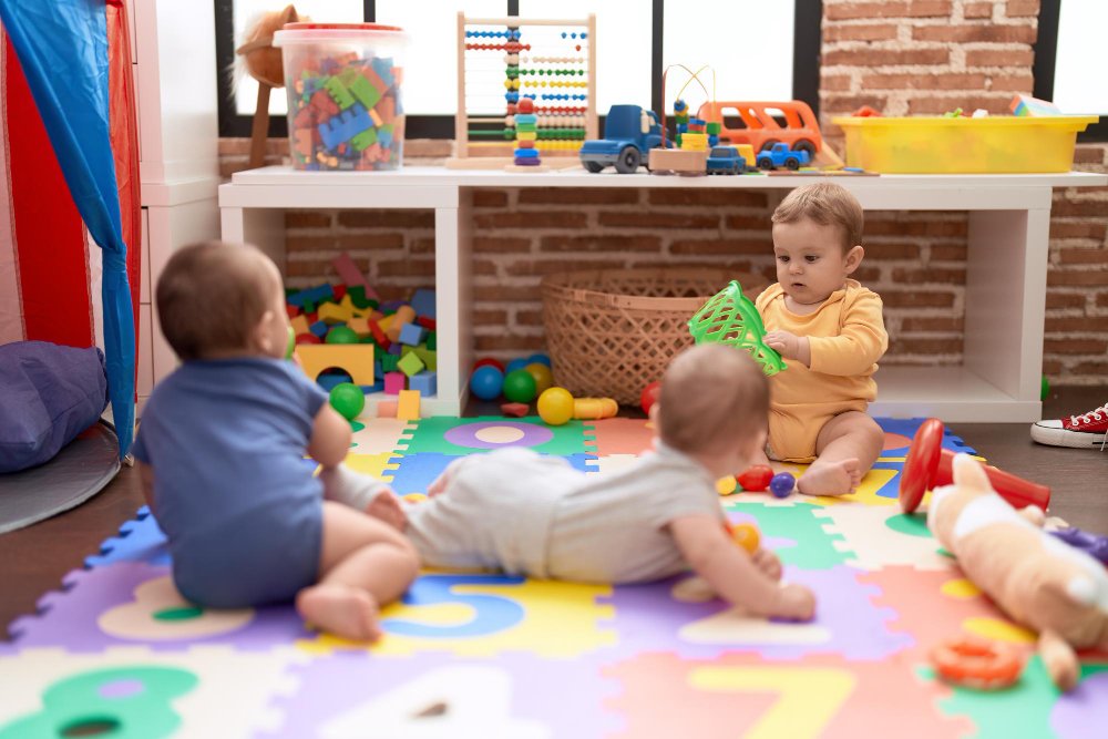 Bebés jugando juntos un aspecto importante para elegir la mejor guardería