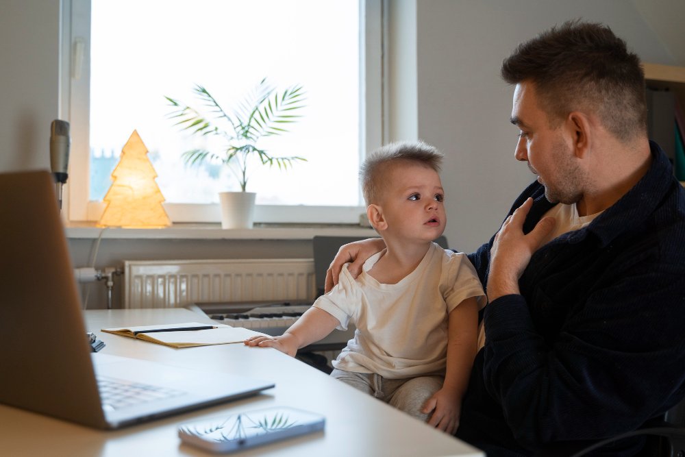 Padre escuchando activamente a su hijo, ejemplificando cómo ser un buen padre.