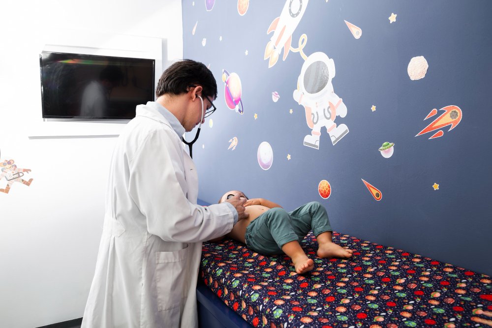 Pediatra revisa a un niño en una consulta pediátrica de urgencias.